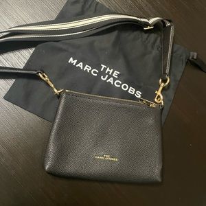 Marc Jacobs Cosmo crossbody bag in black.